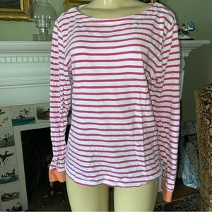 VINEYARD Vines boat neck top with long sleeves and sweatshirt cuffs. En trend.